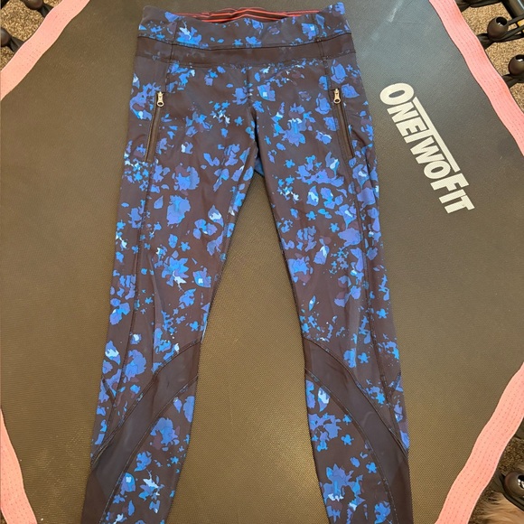 Blue Floral Patterned Lululemon woman’s Leggings - Picture 1 of 5